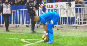 内马尔爸：内马尔最糟糕的阶段已经过去；我就是靠关注度赚钱