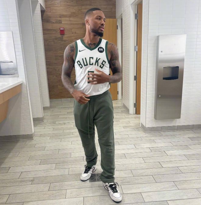 意外来客，切尔西和巴萨欧冠赛前一只狐狸闯入斯坦福桥看台（欧冠前夜趣闻：狐狸闯入斯坦福桥看台，切尔西对巴萨惊现不速之客）