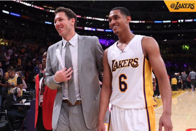 阿坎吉：为球队服务最重要；最想要队友的能力？泽林斯基的技术（阿坎吉：团队至上，最想拥有泽林斯基的技术）