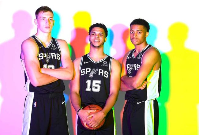 2025赛季足协杯现场观众总人数为505278人次，场均8020人（2025赛季足协杯累计观众505278人次，场均8020人）